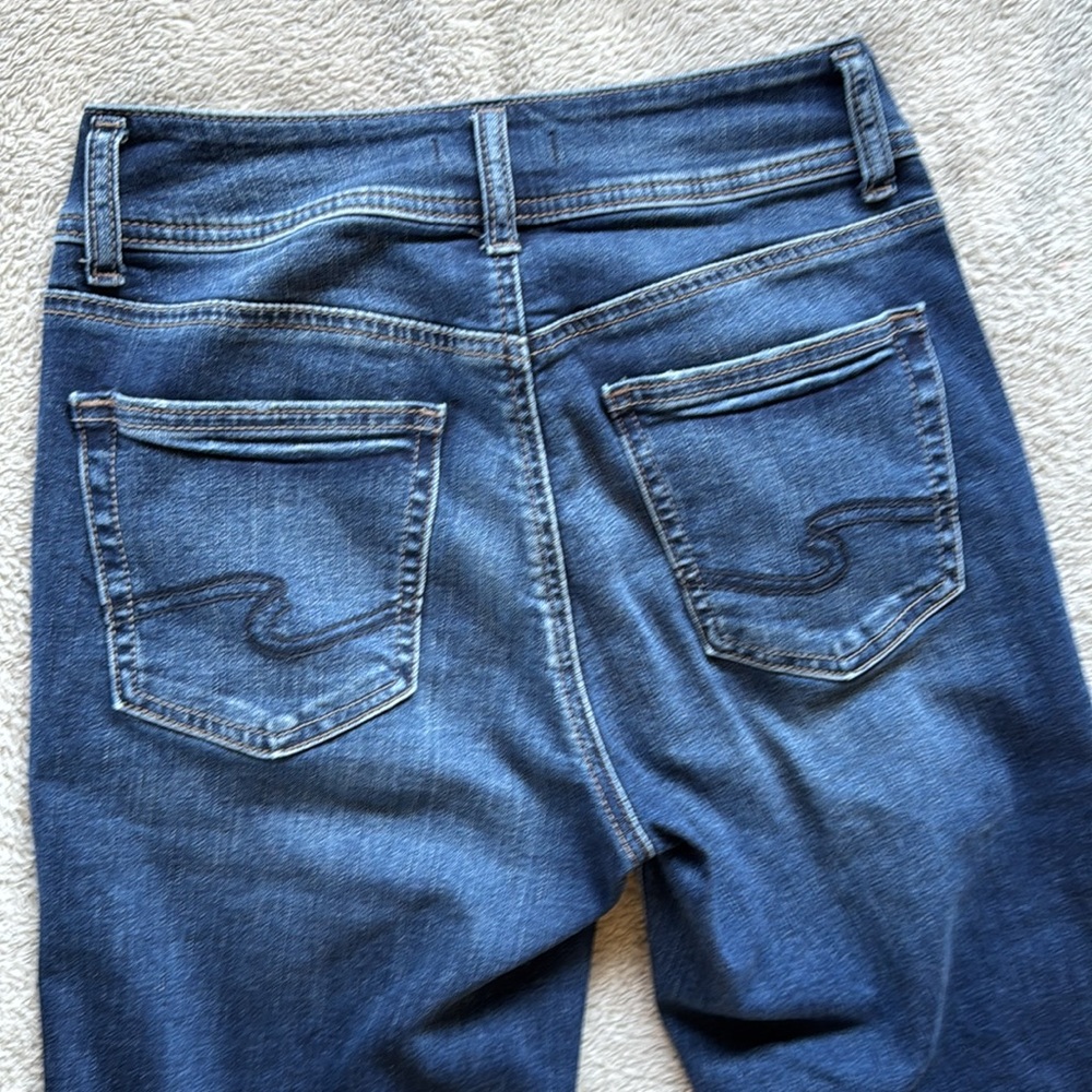 Silver Jeans Co.® Avery Wide Leg Curvy High Rise Double Button Jean - Picture 6 of 10